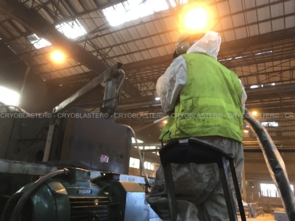 Dry-Ice-Blasting-Dienstleister in Lyon, der Werkzeugmaschinen entfettet
