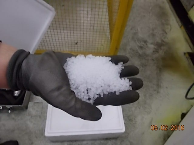 Das Trockeneis wird in den Trichter eingefüllt