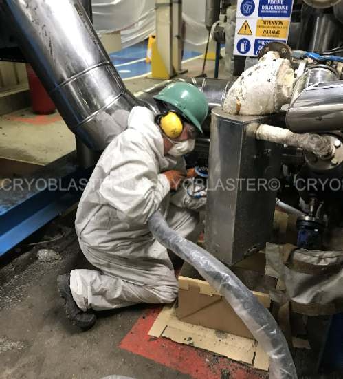 Opérateur de nettoyage cryogénique en industrie