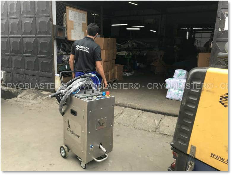 Implementierung des Trockeneisstrahler-Reinigungsverfahrens in einer T-Shirt-Druckwerkstatt in Abidjan