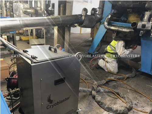 Machine de nettoyage cryogénique en action