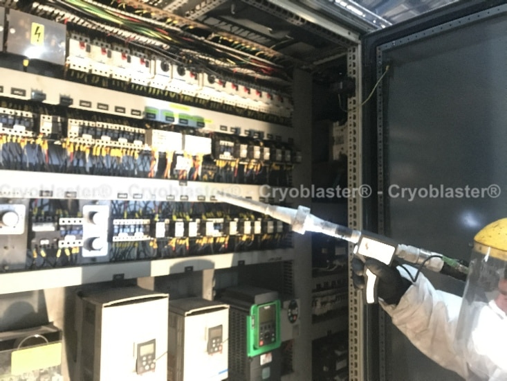 Prestataire nettoyage cryogénique sur Toulon: nettoyage armoire électrique