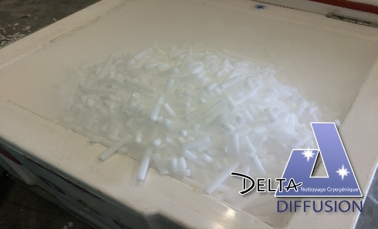 Mit 16-mm-Trockeneis gefüllter Trockeneisbehälter