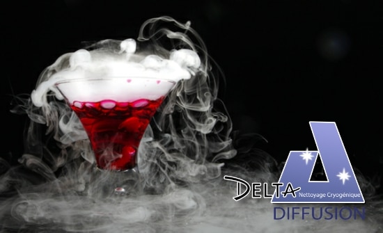 Agua coloreada con hielo seco