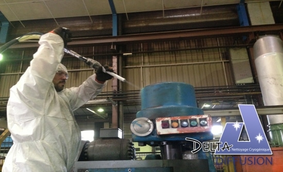 Opération de nettoyage cryogénique avec glace sèche