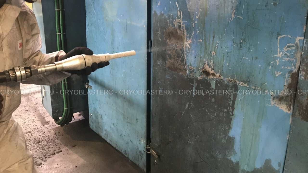 Entfettung durch Trockeneisstrahlen auf Werkzeugmaschine in Nîmes