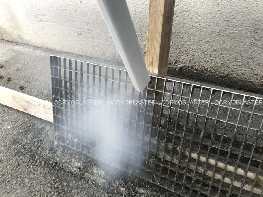 Limpeza com gelo seco em painéis de metal expandido em Sète