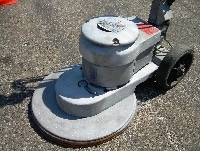 Décapage mono-brosse par procédé de cryogommage