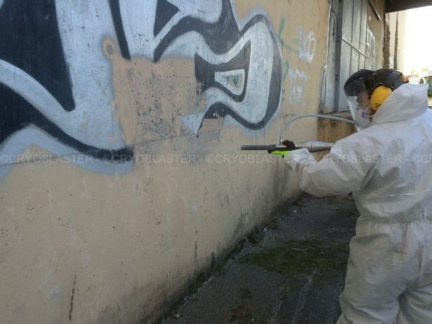 Mur recouvert de graffitis : traitement par gommage cryogénique