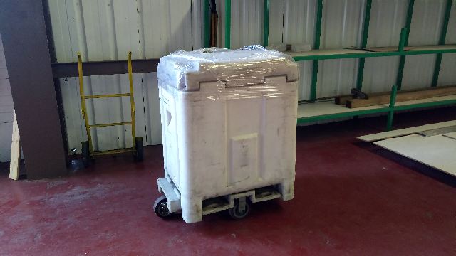 Recipiente de gelo seco em local ventilado e seco