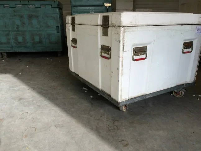 Caixa de gelo seco armazenada em um armazém ventilado