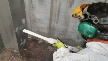 Opération de nettoyage cryogénique sur colle industrielle