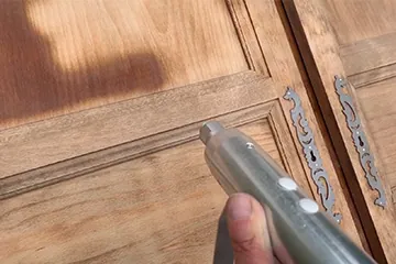 Aérogommage bois : porte d'armoire