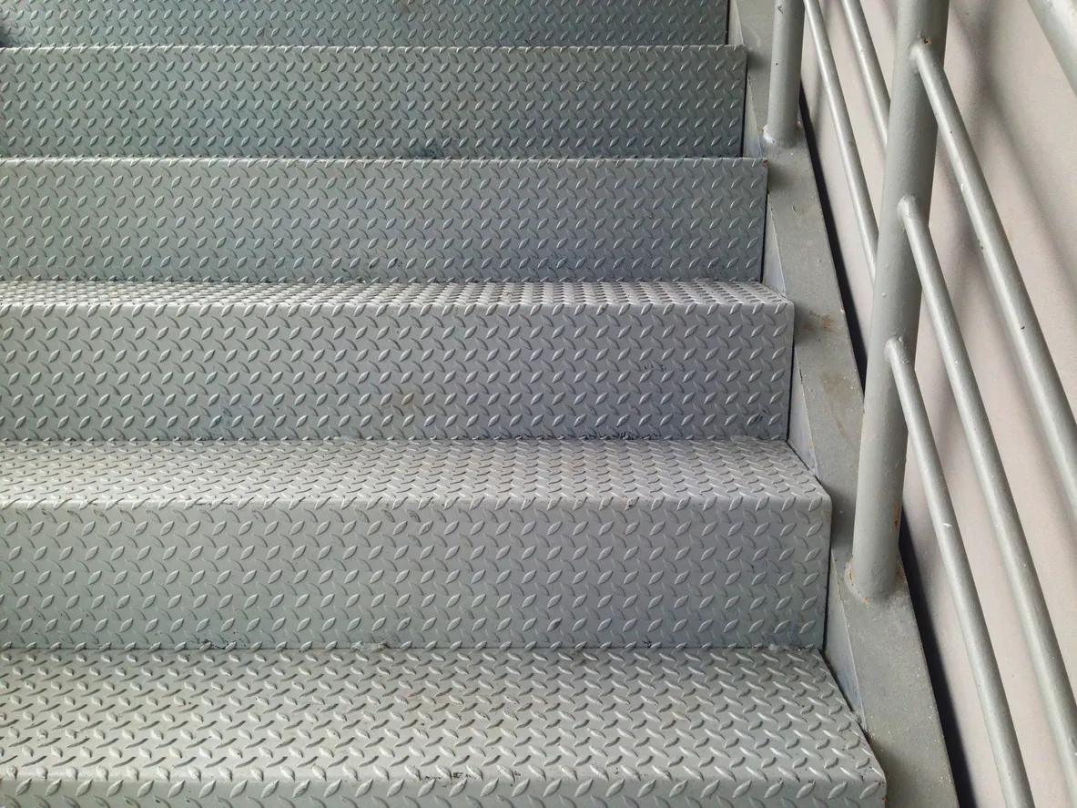 Nettoyage cryogénique sur escalier : une méthode innovante pour un résultat impeccable