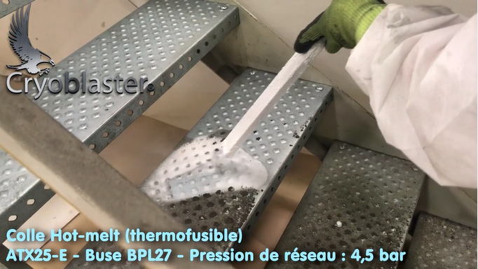 Dry-Ice-Blasting-Dienstleister auf verzinkten Treppen zur Entfernung von Kleber