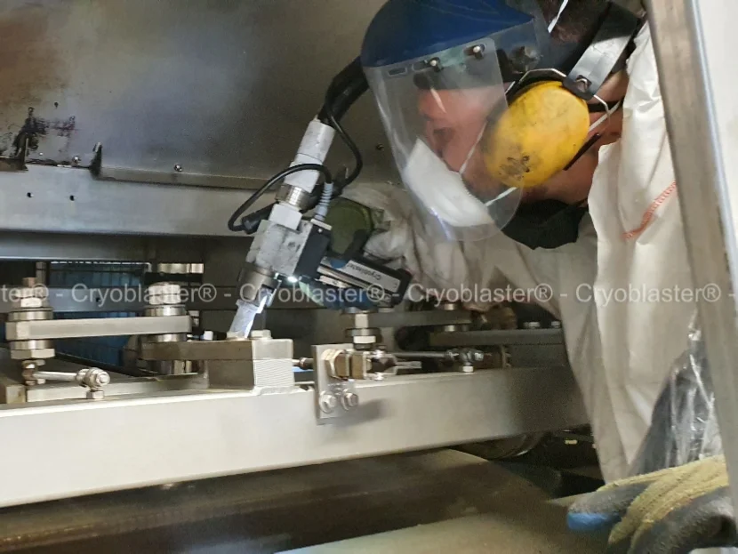 Serviço de limpeza com ar seco congelado em aplicadora Hot-Melt