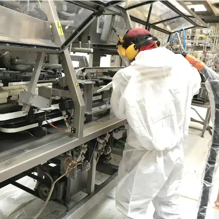 Opérateur de nettoyage cryogénique nettoyant une emballeu en agroalimentaire