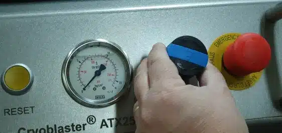 Adjust blast pressure before dry ice blasting cleaning operation