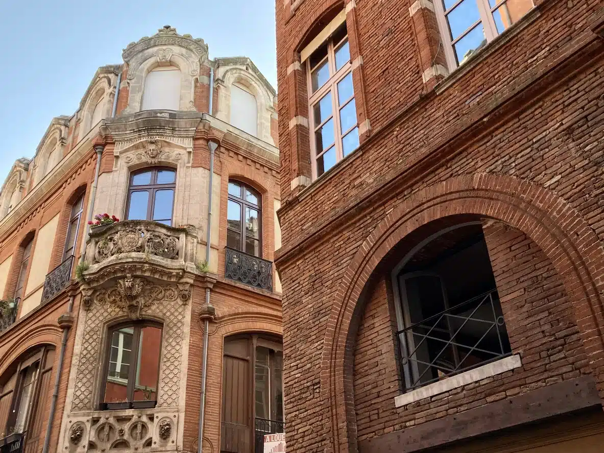 Sablage cryogénique de façades en pierre à Toulouse