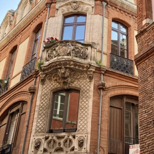 Sablage cryogénique de façades en pierre à Toulouse
