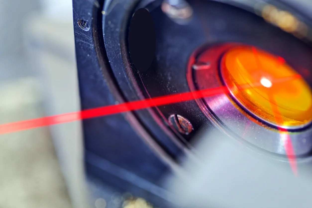 Comment Maintenir Vos Lentilles Laser Propres pour des Performances Optimales en 4 Étapes