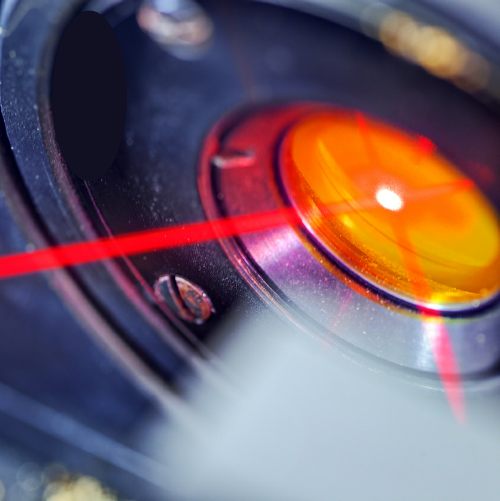 Comment Maintenir Vos Lentilles Laser Propres pour des Performances Optimales en 4 Étapes
