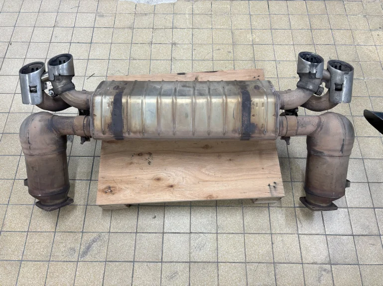 Pot d'échappement encrassé avant nettoyage laser