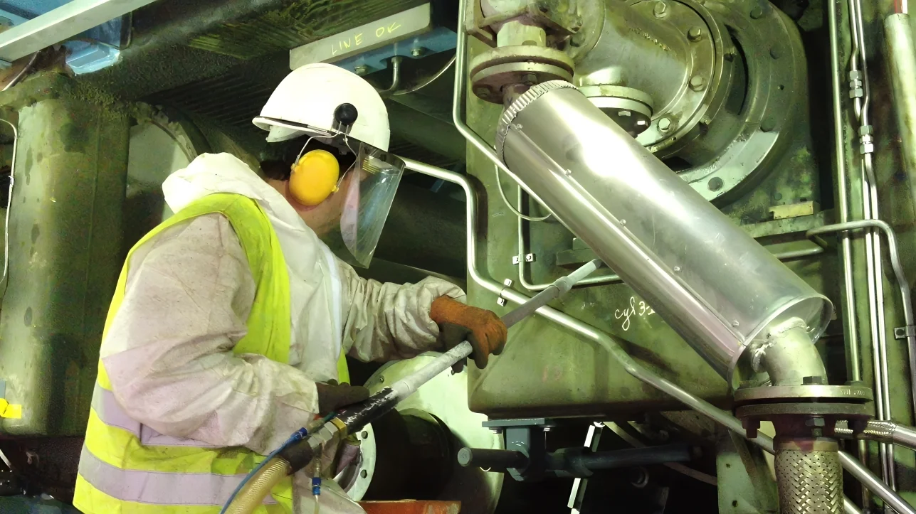 Dry ice blasting operation in cardboard manufacturing