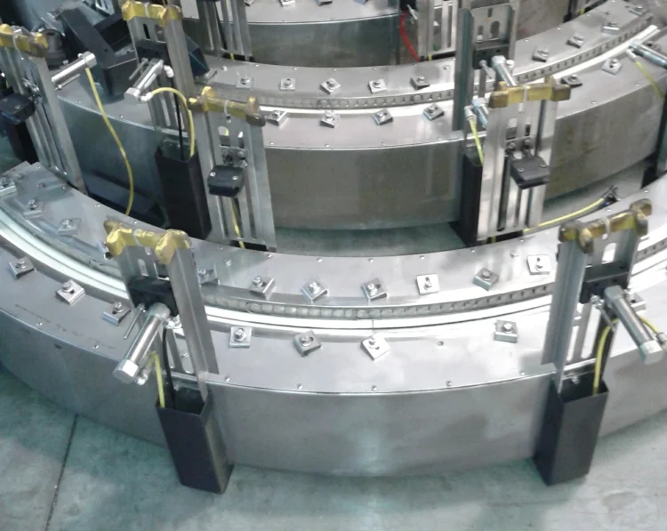 Dry ice blasting of overhead air conveyor for PET bottles