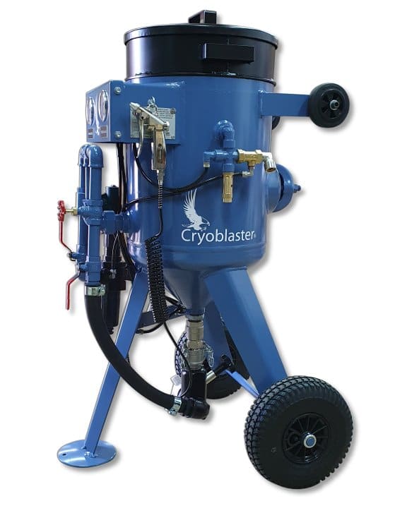 Appareil de sablage cryogénique bleu, équipé de réservoirs et de commandes, sur roulettes et pied d’ancrage, nommé “Cryoblaster” pour alternatives au sablage traditionnel.
