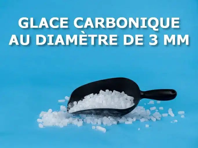 Glace carbonique en morceaux dans une pelle noire sur fond bleu, concept de nettoyage cryogénique avec glace carbonique au diamètre 3 mm.