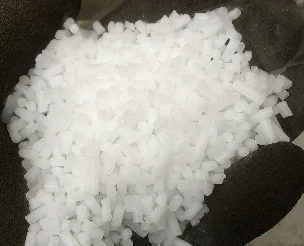 Granulés de glace carbonique industrielle (CO2 solide) formant des morceaux blancs et cubiques. Glace carbonique industrielle c'est quoi.