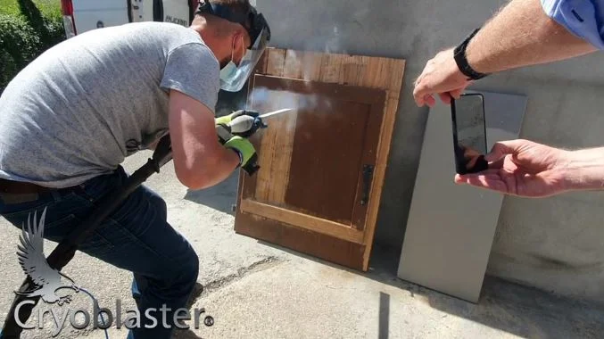 Décapage cryogénique sur volets en bois